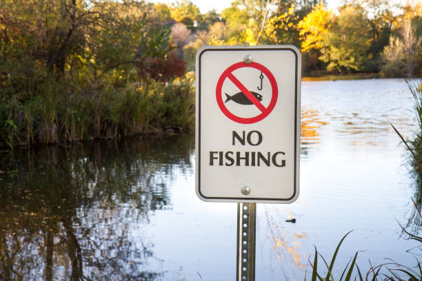 Een bord met no Fishing erop waar je een visvergunning voor nodig hebt