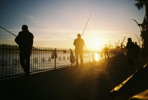Mannen die aan het vissen zijn op een pier, in Noorwegen