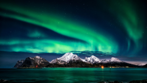 De culturen en tradities in noorwegen met bergen in de achtergrond en waar Noorwegen om bekent staat het noorderlicht.