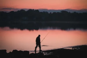 Een man die aan het makreel vissen is in Noorwegen tijdens het Makreelfestival.