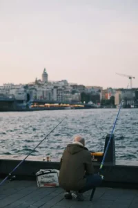 Een man die aan he zeevissen is in Noorwegen.