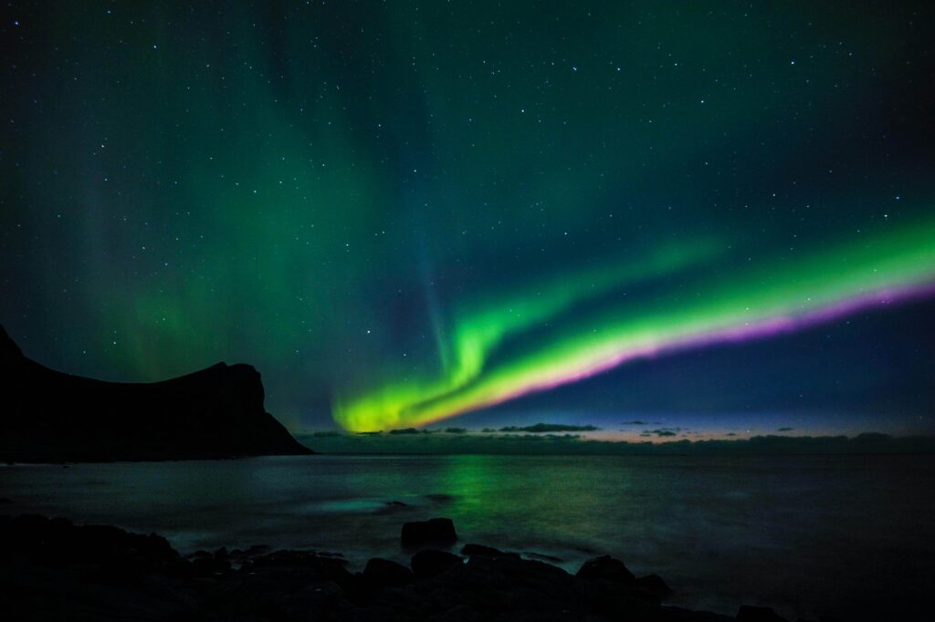 de Noorse noordpoolwater met het noorderlicht op de achtergrond.