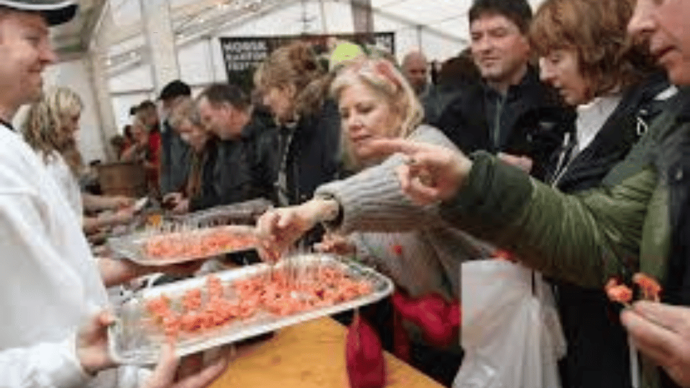 Mensen die vis aan het proberen zijn bij het Rakfisk Festival.
