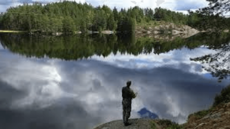 Een man die aan het vissen is in Noorwegen.