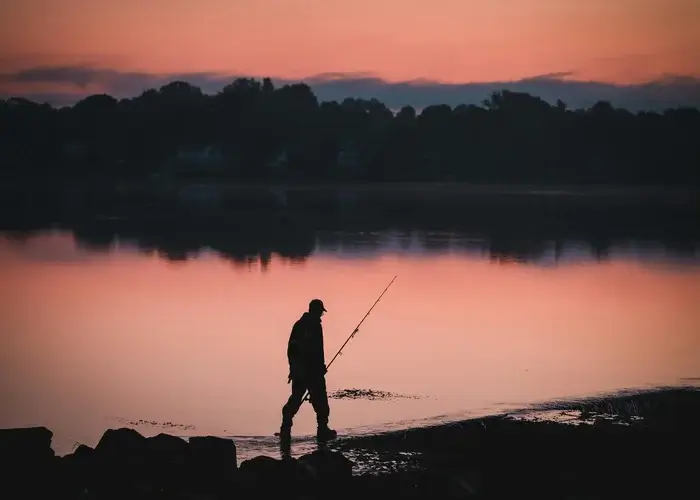 Een man die aan het zoetwatervissen is in Denemarken.