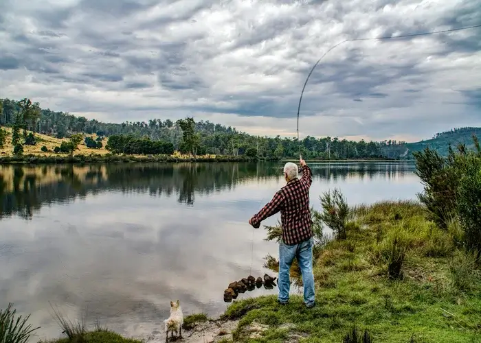 Een man die aan het duuraam vissen in Canada.