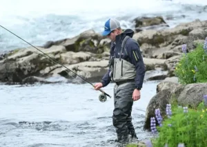 Een man die aan het kabeljauwvissen is aan de kust van Canada.