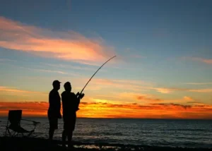 2 personen die aan het surfcasten zijn in Denemarken.