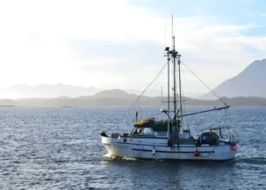 Een boot die aan het vissen is in Canada.