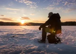 Een man die aan het wintervissen is in Denemarken