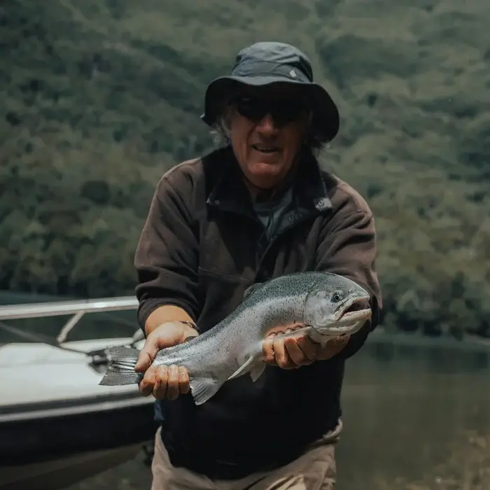 Een man die een zalm heeft gevangen, tijdens het vissen in Canada