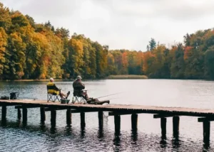 2 mannen die aan het vissen zijn in de herfst in Canada.