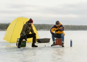 2 mannen die aan het ijsvissen zijn in Canada.