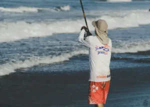 Een man die aan het strandvissen is in Canada.