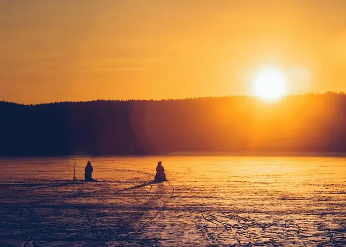 2 mensen die aan het wintervissen zijn in Canada.